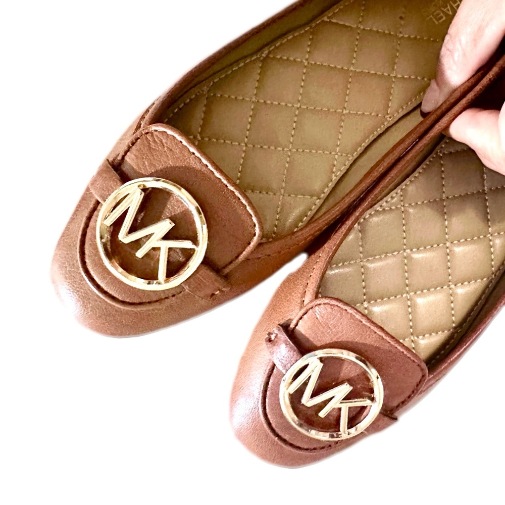 MICHAEL KORS Lillie Moccasin Luggage Gold Emblem Size 5.5 - Picture 3 of 9